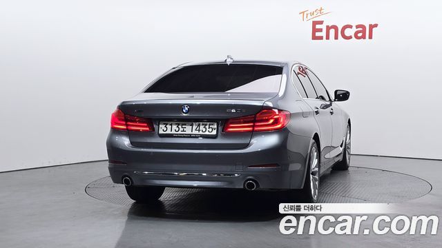 BMW 5-Series G30 520d Luxury Plus - фото 2