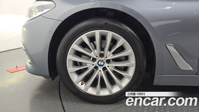 BMW 5-Series G30 520d Luxury Plus - фото 3