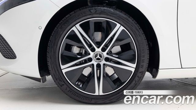 Mercedes-Benz A-Class W177 A220 Sedan - фото 4