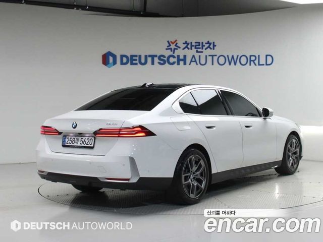 BMW 5-Series G60 520i - фото 1