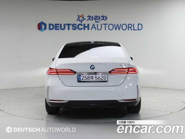 BMW 5-Series G60 520i - фото 3
