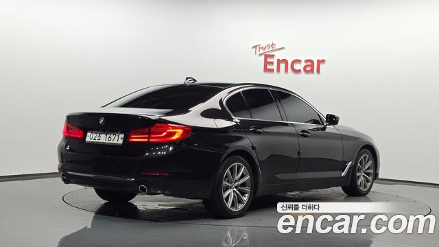 BMW 5-Series G30 520i Luxury - фото 1