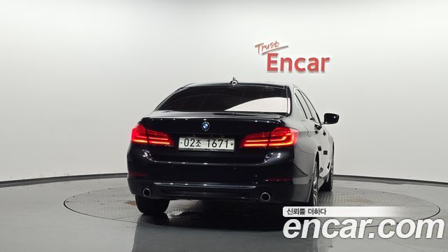 BMW 5-Series G30 520i Luxury - фото 3