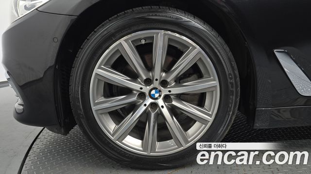 BMW 5-Series G30 520i Luxury - фото 4