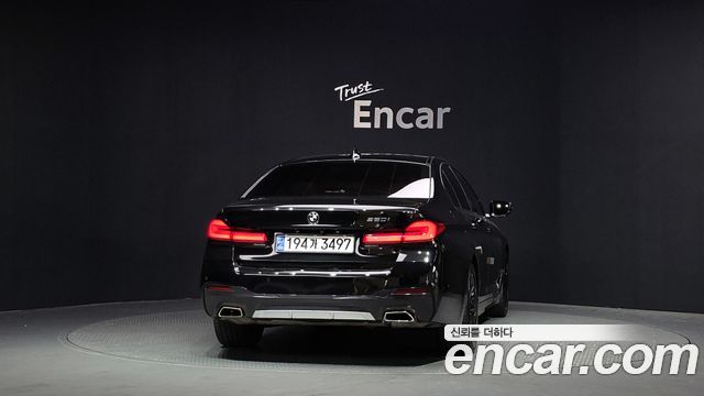 BMW 5-Series G30 520i Luxury - фото 3