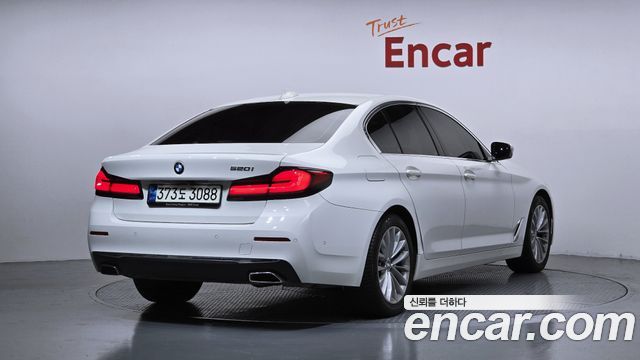 BMW 5-Series G30 520i Luxury - фото 1