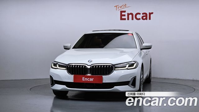 BMW 5-Series G30 520i Luxury - фото 2