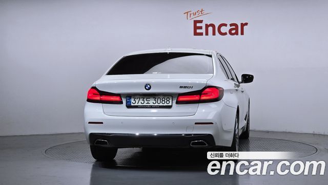 BMW 5-Series G30 520i Luxury - фото 3