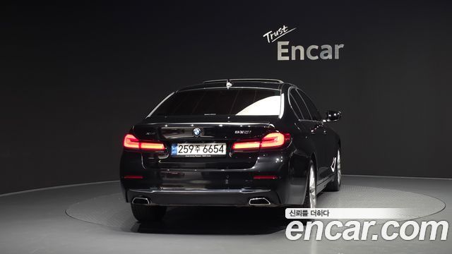 BMW 5-Series G30 530i xDrive Luxury - фото 3