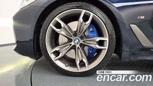 BMW 5-Series G30 M550i xDrive - фото 3