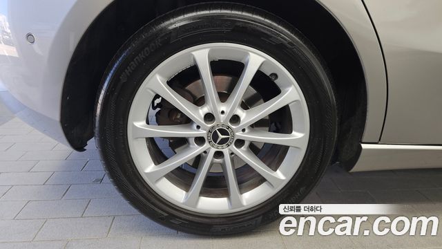 Mercedes-Benz A-Class W177 A220 Hatchback - фото 4