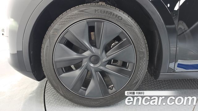 Tesla Model Y RWD - фото 4