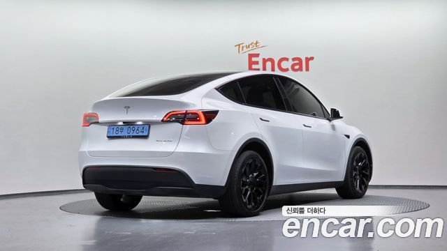 Tesla Model Y Long Range AWD - фото 1