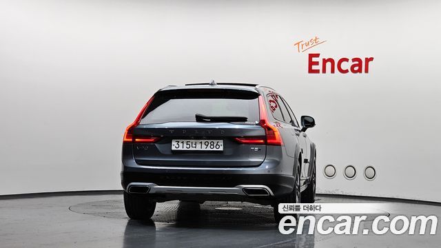 Volvo V90 T5 Pro AWD - фото 2