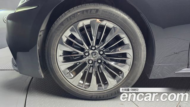 Lexus LS 5-го поколения 3.5 Platinum AWD - фото 4
