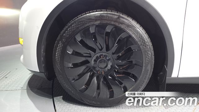 Tesla Model Y Long Range AWD - фото 4