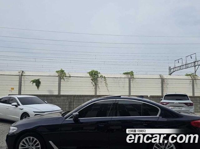 BMW 5-Series G30 530i Luxury Plus - фото 1