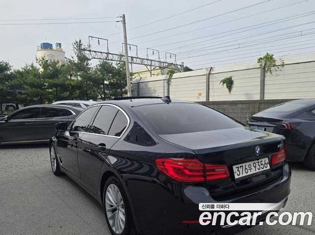 BMW 5-Series G30 530i Luxury Plus - фото 2