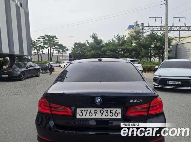 BMW 5-Series G30 530i Luxury Plus - фото 3