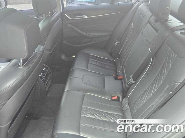 BMW 5-Series G30 530i Luxury Plus - фото 4