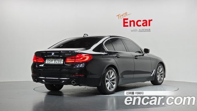 BMW 5-Series G30 520i Luxury - фото 1