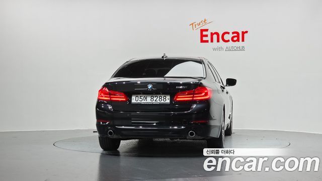 BMW 5-Series G30 520i Luxury - фото 3