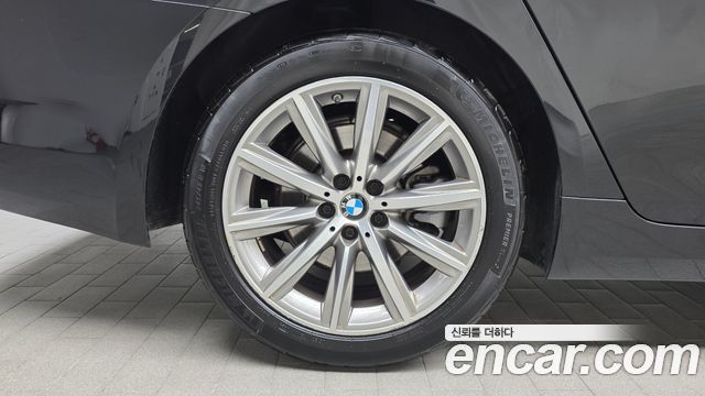 BMW 5-Series G30 520i Luxury - фото 4