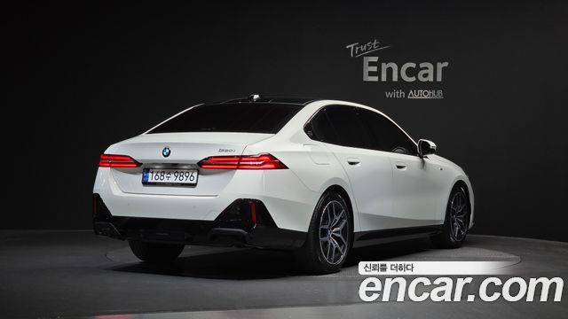 BMW 5-Series G60 520i M Sport - фото 1