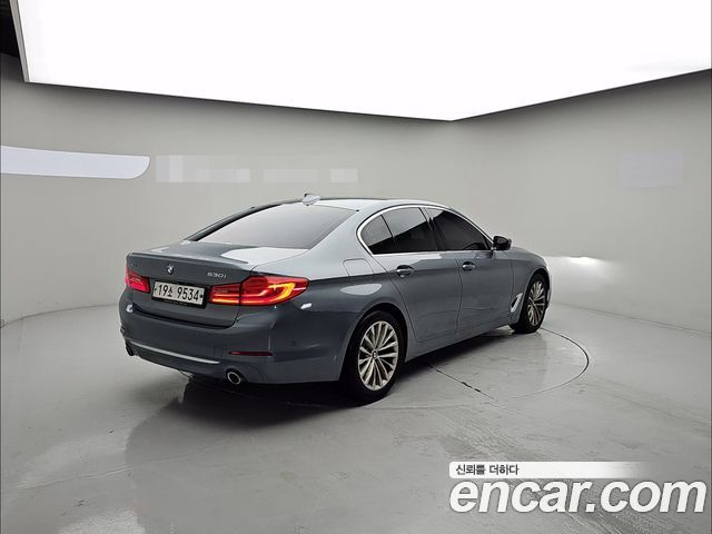 BMW 5-Series G30 530i xDrive Luxury Plus - фото 1