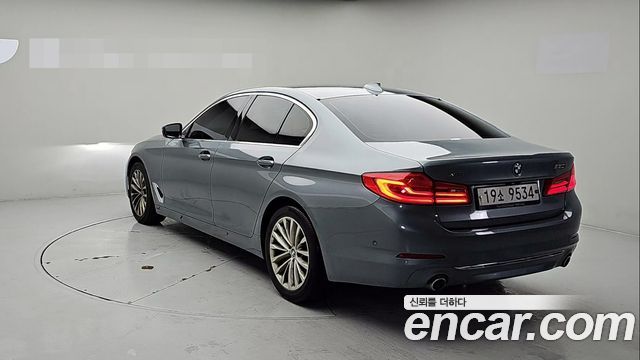 BMW 5-Series G30 530i xDrive Luxury Plus - фото 3