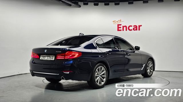 BMW 5-Series G30 520i Luxury - фото 0