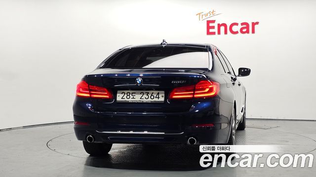 BMW 5-Series G30 520i Luxury - фото 2