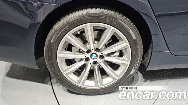 BMW 5-Series G30 520i Luxury - фото 3