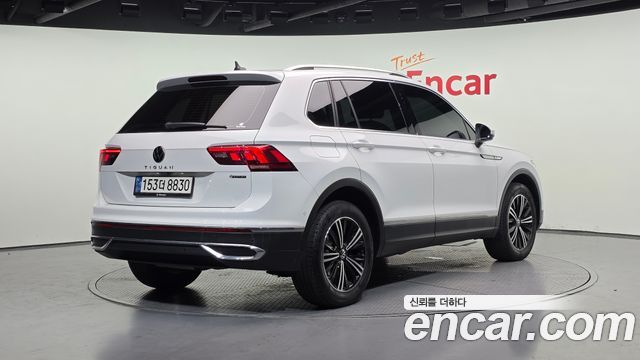 Volkswagen Tiguan 2-го поколения 2.0 TDI 4-Motion Premium - фото 1