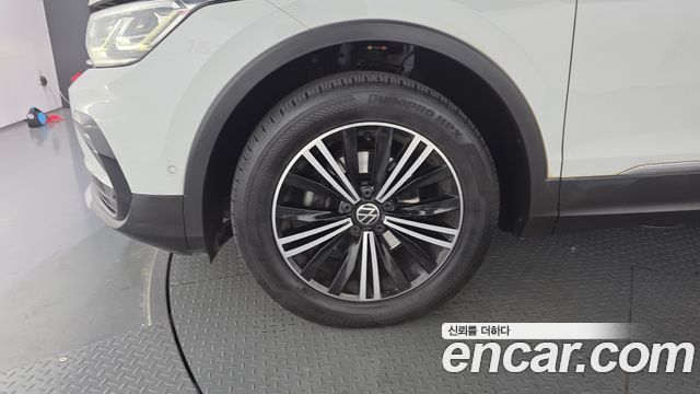 Volkswagen Tiguan 2-го поколения 2.0 TDI 4-Motion Premium - фото 4