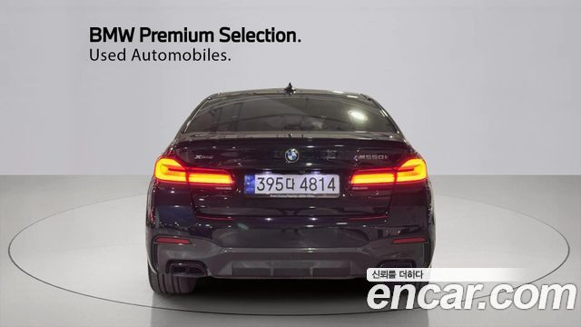 BMW 5-Series G30 M550i xDrive - фото 3