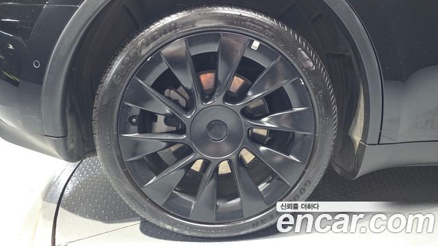 Tesla Model Y Long Range AWD - фото 4