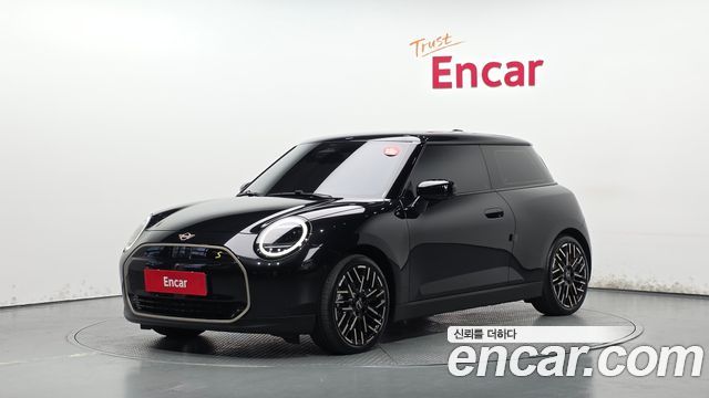 Mini Cooper 4-го поколения SE Favoured - фото 0