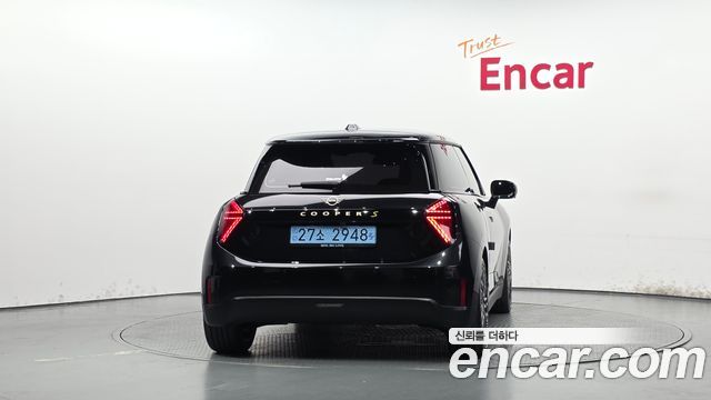 Mini Cooper 4-го поколения SE Favoured - фото 3