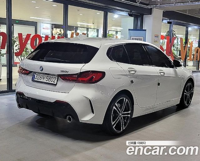 BMW 1-Series F40 120i M Sports - фото 2