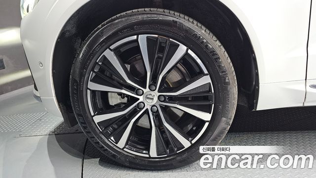 Volvo XC60 2-го поколения B6 Ultimate Bright - фото 4
