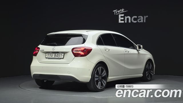 Mercedes-Benz A-Class W176 A200 - фото 1