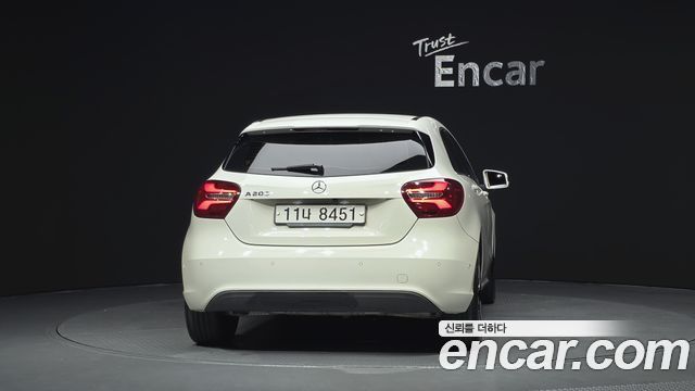 Mercedes-Benz A-Class W176 A200 - фото 3