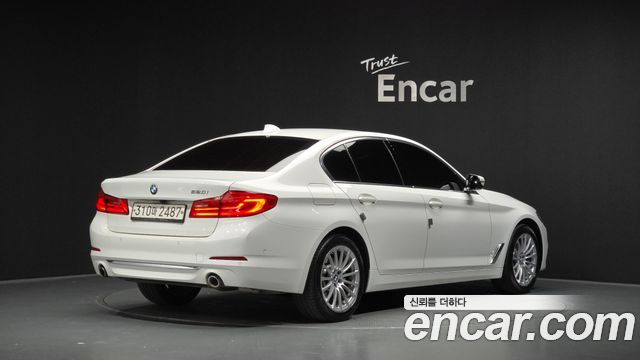BMW 5-Series G30 520i Luxury - фото 1