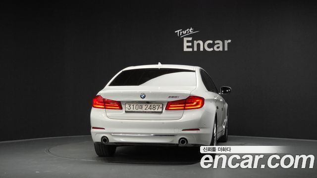 BMW 5-Series G30 520i Luxury - фото 3