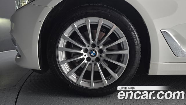 BMW 5-Series G30 520i Luxury - фото 4