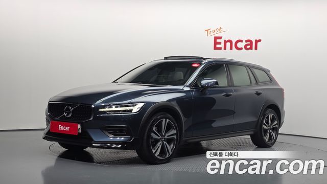 Volvo V60 2-го поколения T5 Pro AWD - фото 0