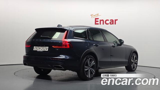 Volvo V60 2-го поколения T5 Pro AWD - фото 1