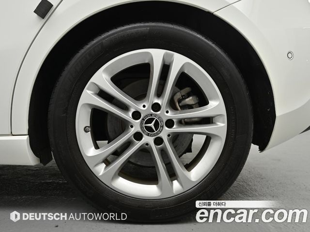 Mercedes-Benz A-Class W177 A220 Hatchback - фото 4