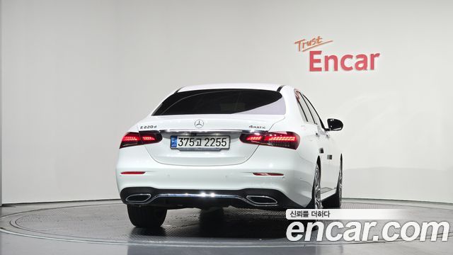 Mercedes-Benz E-Class W213 E220d 4MATIC AMG Line - фото 3